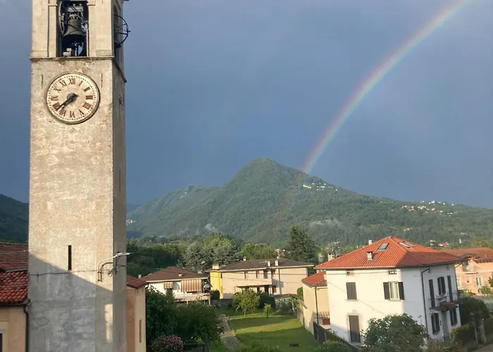 Tra Monti E Lago