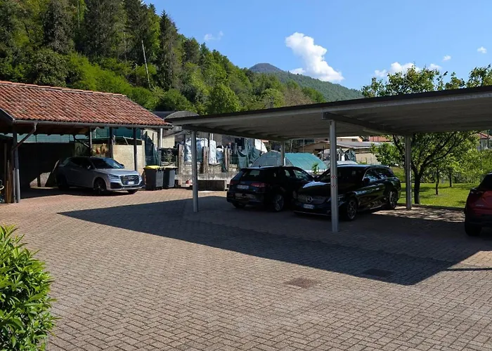 Tra Monti E Lago